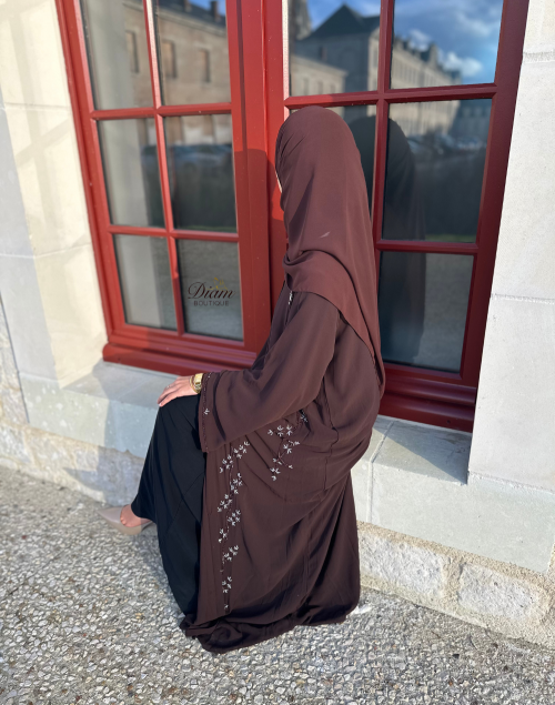 Abaya droite perlée en mousseline doublée – Hijab et ceinture inclus