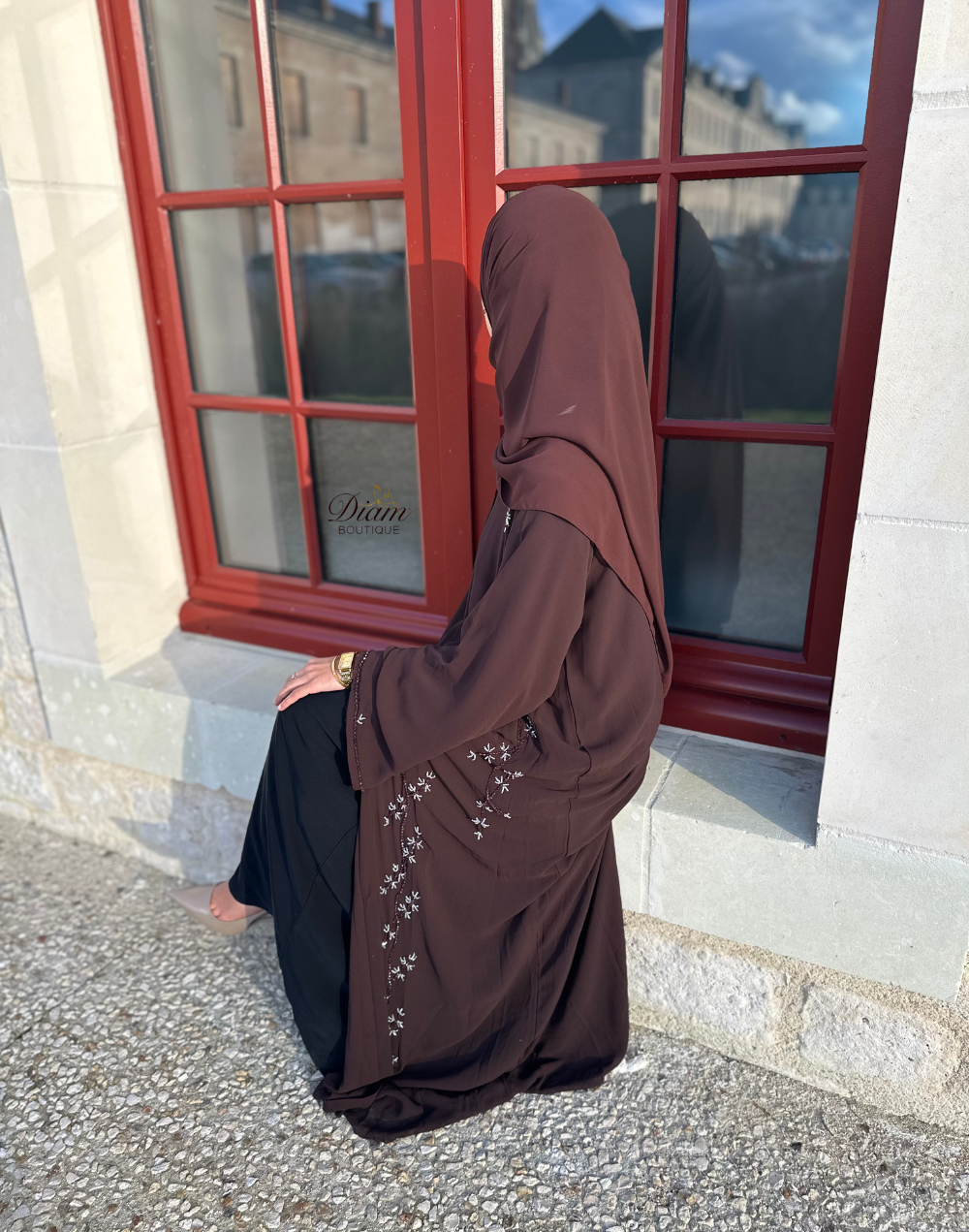 Abaya droite perlée en mousseline doublée – Hijab et ceinture inclus
