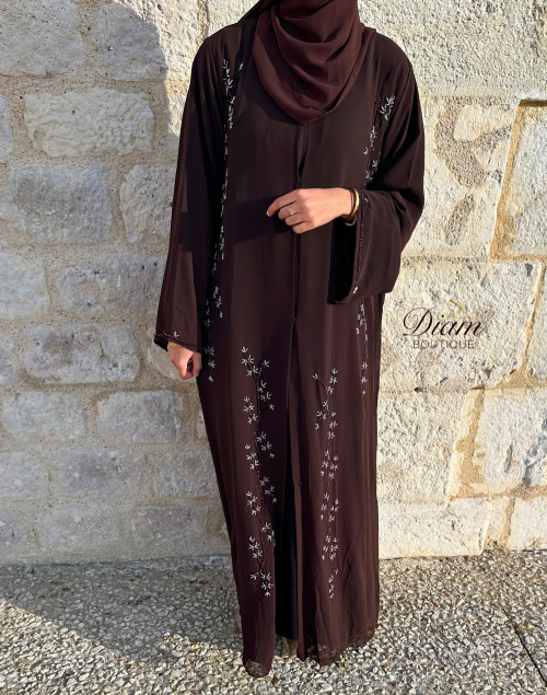 Abaya droite perlée en mousseline doublée – Hijab et ceinture inclus
