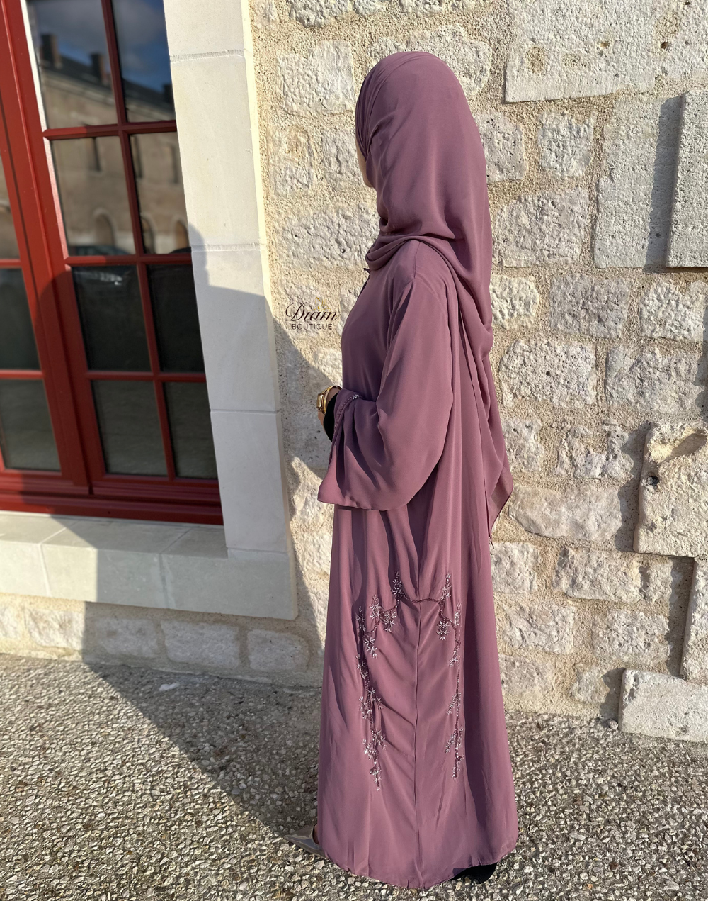 Abaya Dubai perlée en mousseline doublée avec hijab et ceinture