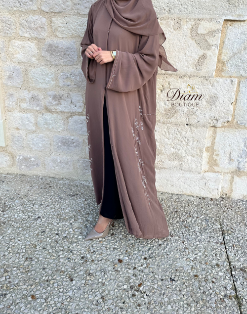 Abaya Dubai perlée en mousseline doublée avec hijab et ceinture