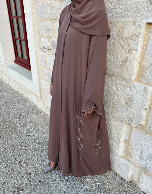 Abaya Dubai perlée en mousseline doublée avec hijab et ceinture