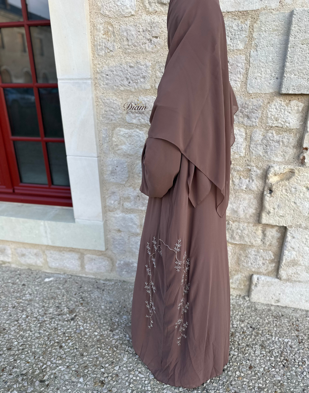 Abaya Dubai perlée en mousseline doublée avec hijab et ceinture