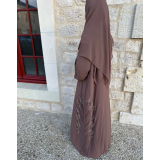 Abaya Dubai perlée en mousseline doublée avec hijab et ceinture