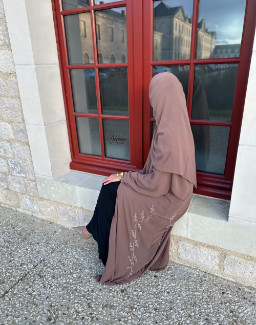 Abaya Dubai perlée en mousseline doublée avec hijab et ceinture
