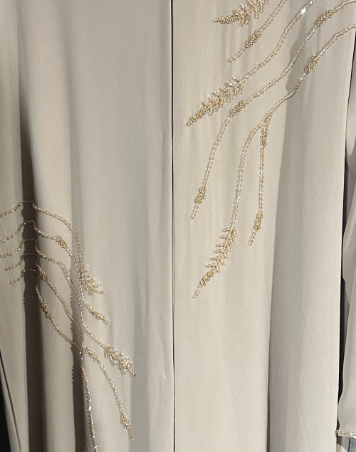 Abaya Dubai droite en mousseline doublée avec hijab et ceinture