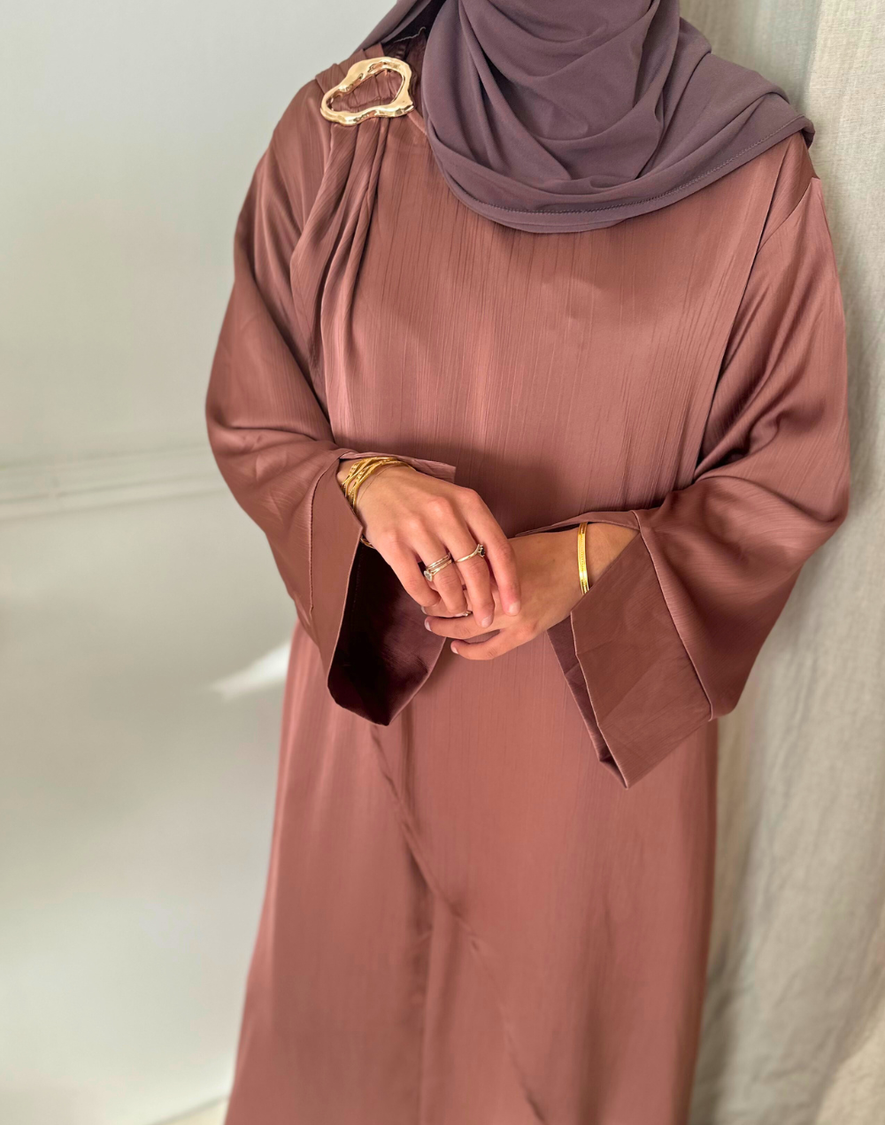 Robe satinée femme style oriental avec ceinture – Élégante et fluide