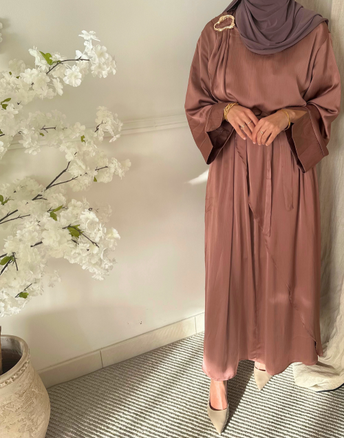 Robe satinée femme style oriental avec ceinture – Élégante et fluide
