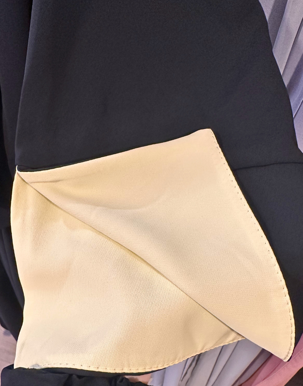 Abaya Crêpe Noir Bi-Color – Manches Fente